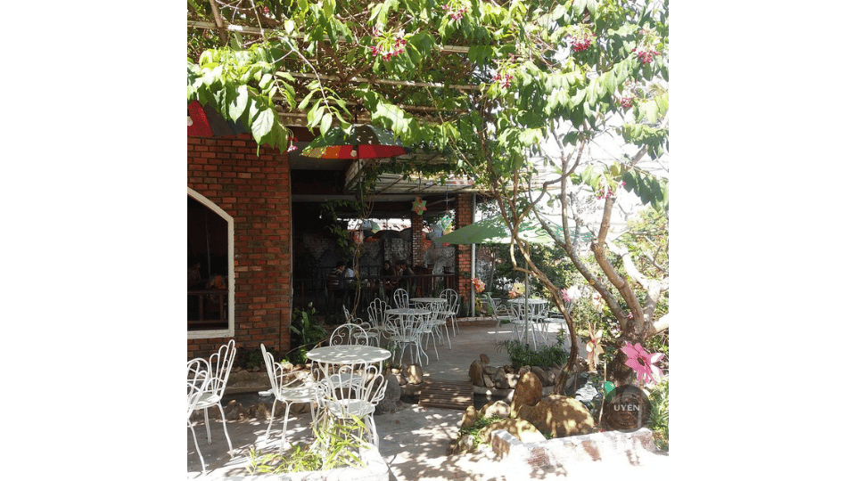 Top 10 Quán Cafe Pleiku Đáng Ghé Nhất Khuôn viên sân vườn tại Bốn Mùa Garden, một quán cafe Pleiku lý tưởng cho gia đình.