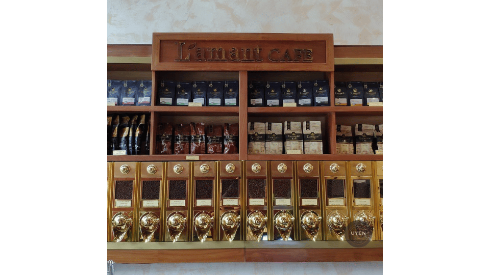 Top 10 Quán Cafe Pleiku Đáng Ghé Nhất Không gian quầy bar sang trọng của L'amant Cafe, một quán cafe Pleiku đẹp.