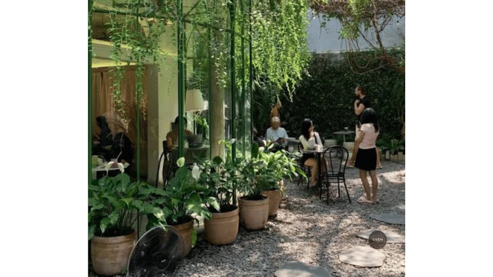 Top 35 Quán Café Đẹp Sài Gòn Nên Ghé Thăm Khu vực ngoài trời tại Beanthere Cafe, một quán cafe đẹp Sài Gòn.