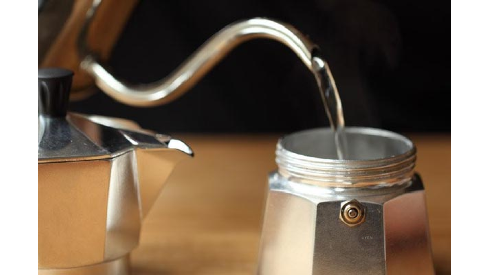Cách Pha Cà Phê Bằng Moka Pot Đơn Giản Bước 1 trong cách pha cà phê bằng moka pot: đổ nước vào khoang dưới.