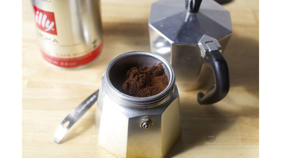 Cách Pha Cà Phê Bằng Moka Pot Đơn Giản Bước 2 của cách pha cà phê bằng moka pot: thêm bột cà phê vào phin lọc.