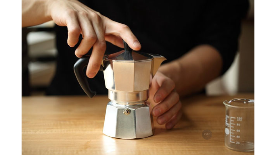Cách Pha Cà Phê Bằng Moka Pot Đơn Giản Bước 3 cách pha cà phê bằng moka pot: lắp ráp hoàn chỉnh ấm.