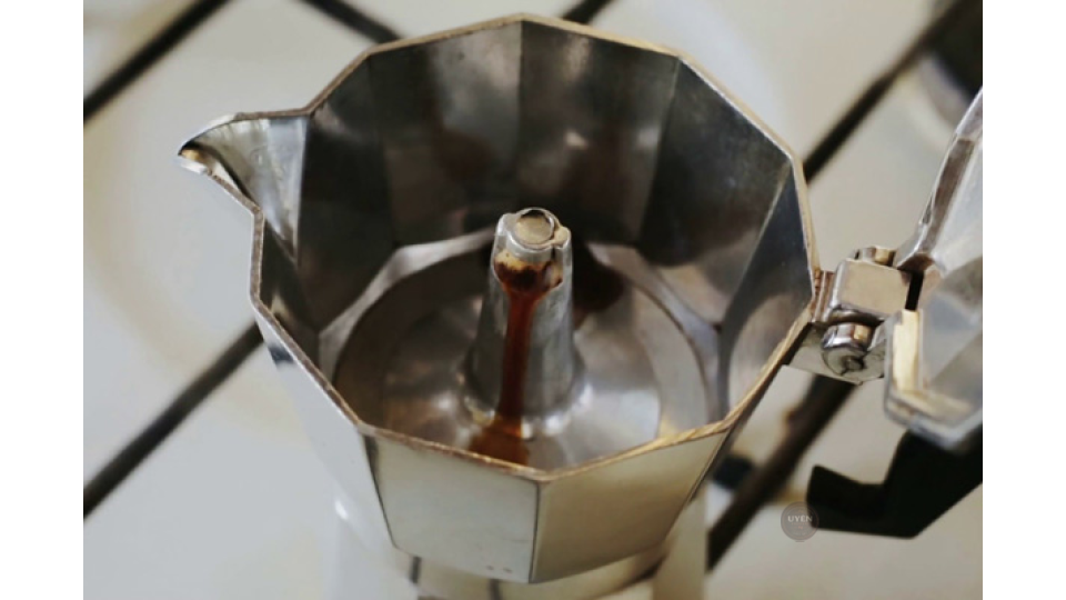 Cách Pha Cà Phê Bằng Moka Pot Đơn Giản Bước 4 trong cách pha cà phê bằng moka pot: đun trên bếp.