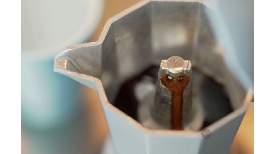 Cách Pha Cà Phê Bằng Moka Pot Đơn Giản Bước cuối cùng của cách pha cà phê bằng moka pot: rót cà phê ra ly.