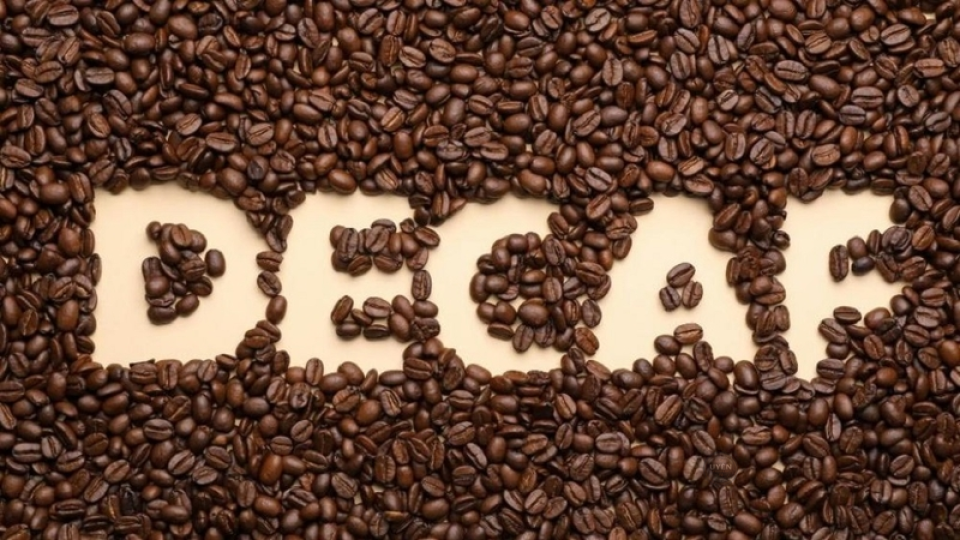 Cà phê decaf là gì? Tìm hiểu chi tiết về loại cà phê này Tìm hiểu cà phê decaf là gì qua hình ảnh ly cà phê và hạt cà phê đã khử caffeine.
