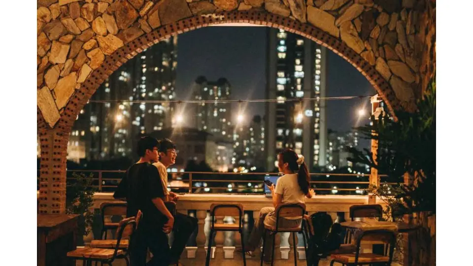 Chạng Vạng Rooftop Beer, quán cafe view đẹp Sài gòn được trang trí lung linh bằng đèn LED.
