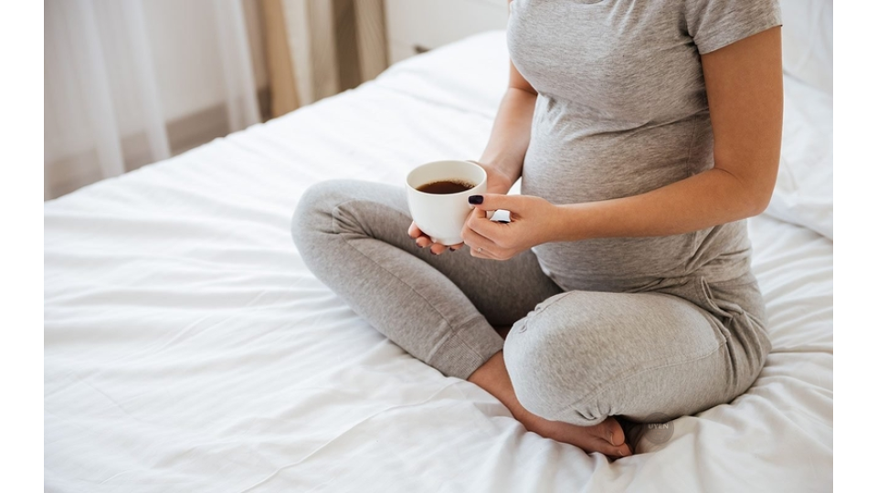 Cà phê decaf là gì? Tìm hiểu chi tiết về loại cà phê này Hình minh họa người phụ nữ thưởng thức cà phê, giải đáp cà phê decaf là gì cho người dùng.