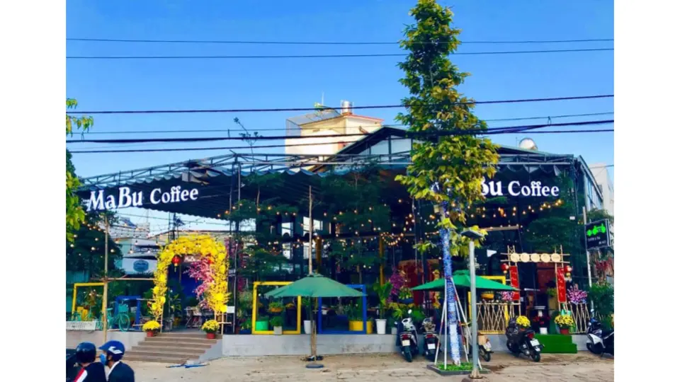Top 10 Quán Cafe Pleiku Đáng Ghé Nhất Không gian ngoài trời tại MaBu Coffee, một quán cafe Pleiku yên tĩnh.