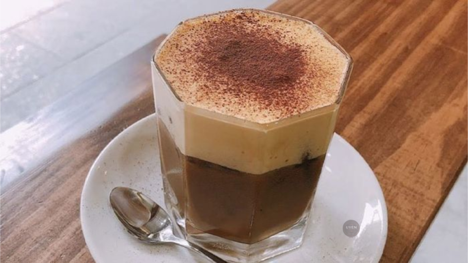 Không gian kiến trúc độc đáo của Coffee Hut, một quán cà phê muối sài gòn nên thử.