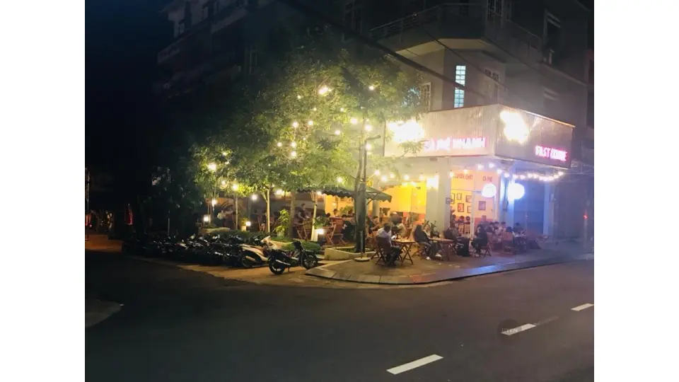 Top 10 Quán Cafe Pleiku Đáng Ghé Nhất Khách hàng ngồi tại Fast Coffee, một quán cafe Pleiku giá rẻ với espresso ngon.