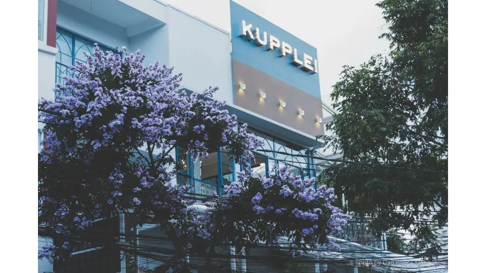 Top 10 Quán Cafe Pleiku Đáng Ghé Nhất Không gian bên trong KupPlei Cafe n Tea, một địa điểm cafe Pleiku tuyệt vời.