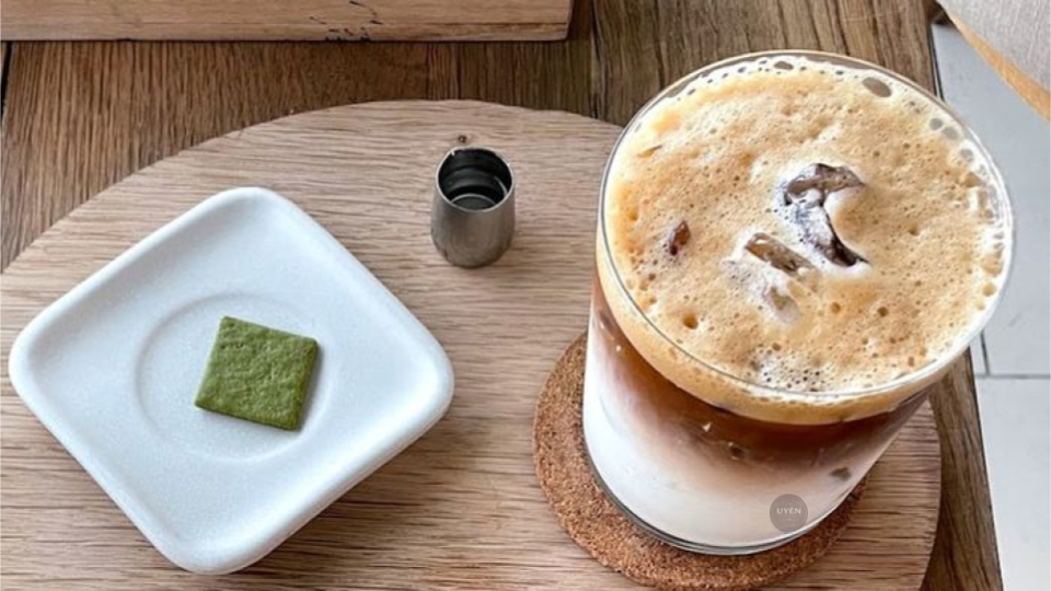 Không gian sang trọng tại Miyama Cafe, một quán cà phê muối sài gòn phong cách Nhật Bản.