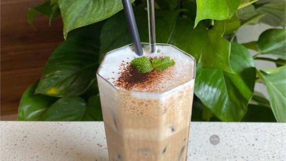 Không gian rộng rãi tại Cà Phê Muối Salt Coffee, một quán cà phê muối sài gòn nổi tiếng.