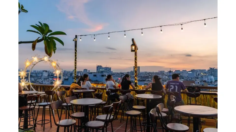 Lang Thang Rooftop, một trong các quán cafe view đẹp Sài gòn với không gian mở.