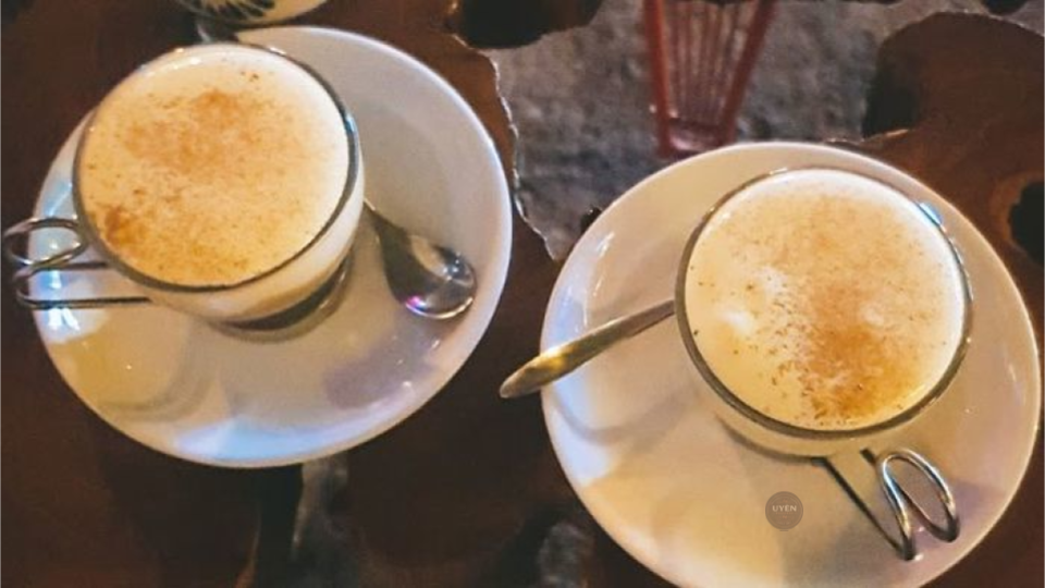 Ly cà phê muối đậm đà tại Hue Cafe Roastery, một quán cà phê muối sài gòn nổi bật.