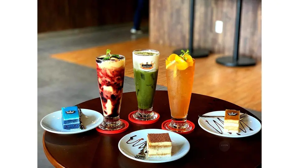 Top 10 Quán Cafe Pleiku Đáng Ghé Nhất Mặt tiền của King Coffee, một quán cafe Pleiku sạch sẽ.