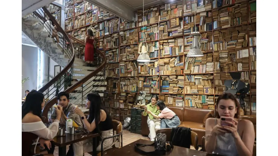 Không gian thư viện tại quán cafe view đẹp Sài gòn NGÂM – COFFEE, lý tưởng để đọc sách.