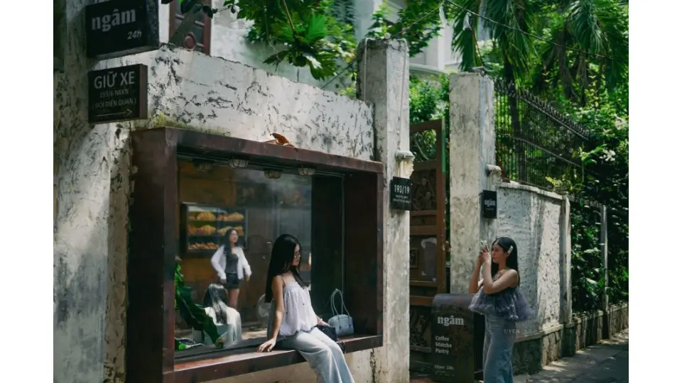 NGÂM – COFFEE, quán cafe view đẹp Sài gòn với không gian như một thư viện sách.