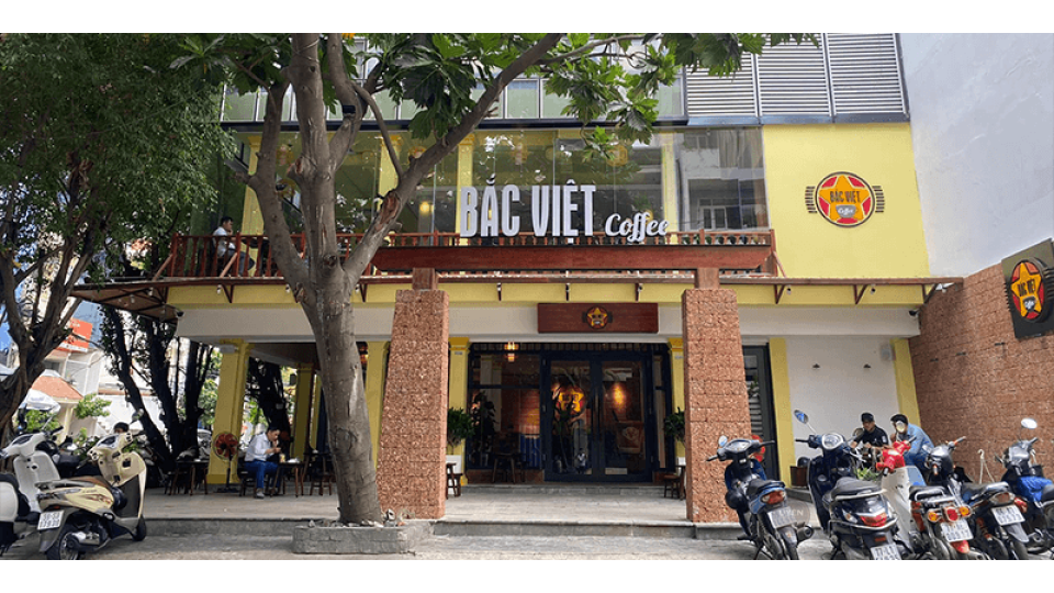 Top 10 Quán Cà Phê Đẹp Ở Bình Thạnh Phong cách cổ điển retro của Bắc Việt Coffee, một quán cà phê đẹp ở Bình Thạnh.