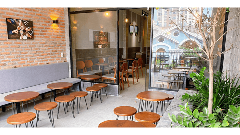 Top 10 Quán Cà Phê Đẹp Ở Bình Thạnh Một góc ngồi làm việc tại Coffee 24/24, quán cà phê đẹp ở Bình Thạnh.