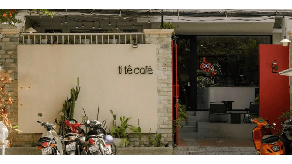 Top 10 Quán Cà Phê Đẹp Ở Bình Thạnh Không gian hiện đại của Tỉ Tê Cafe, một quán cà phê đẹp ở Bình Thạnh.