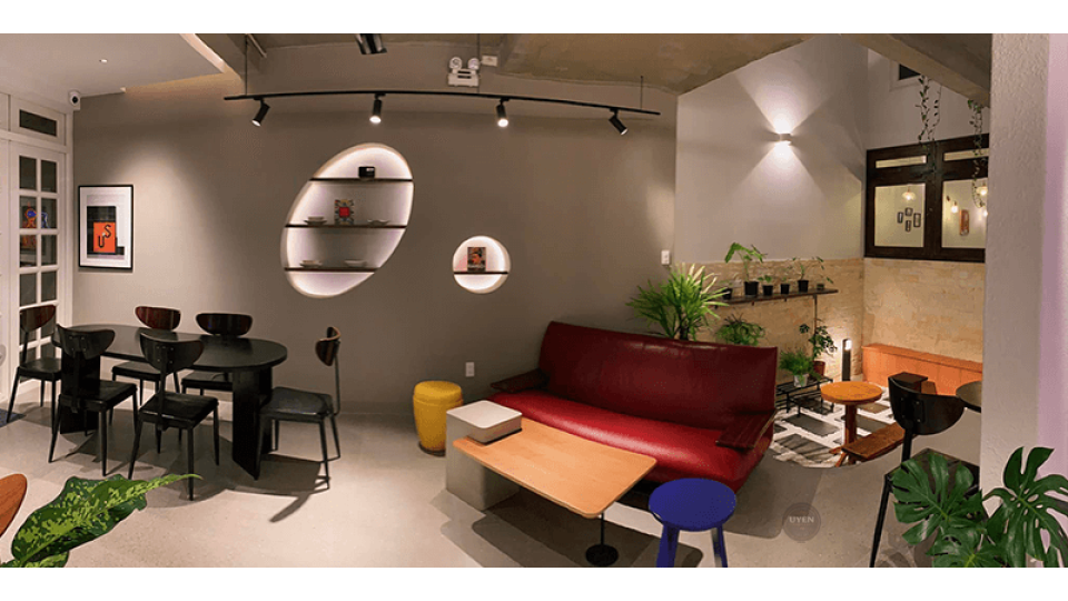 Top 10 Quán Cà Phê Đẹp Ở Bình Thạnh Góc ngồi cho nhóm đông người tại Tỉ Tê Cafe, quán cà phê đẹp ở Bình Thạnh.