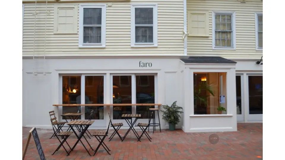 FARO Cafe, một ví dụ về quán cafe view đẹp Sài gòn với tông màu trắng và pastel nhẹ nhàng.