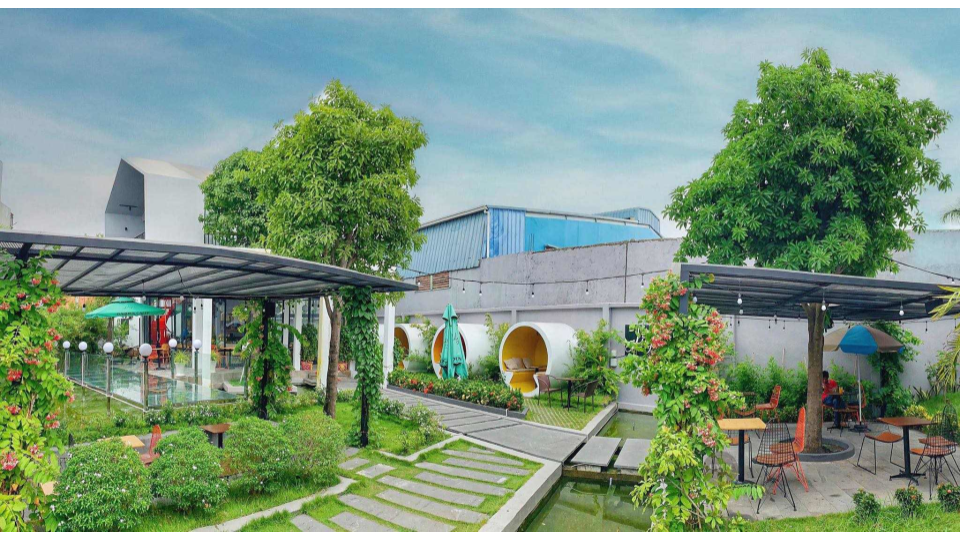 Top 35 Quán Café Đẹp Sài Gòn Nên Ghé Thăm Thiết kế sân vườn tại Du Miên Garden Coffee, một quán cafe đẹp Sài Gòn.