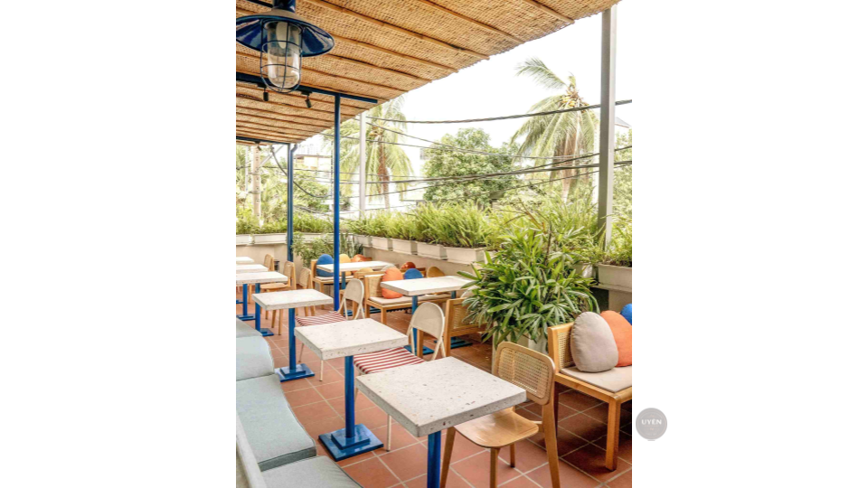 Top 35 Quán Café Đẹp Sài Gòn Nên Ghé Thăm Góc ngồi xanh mát tại Lily’s Garden Cafe, một quán cafe đẹp Sài Gòn.