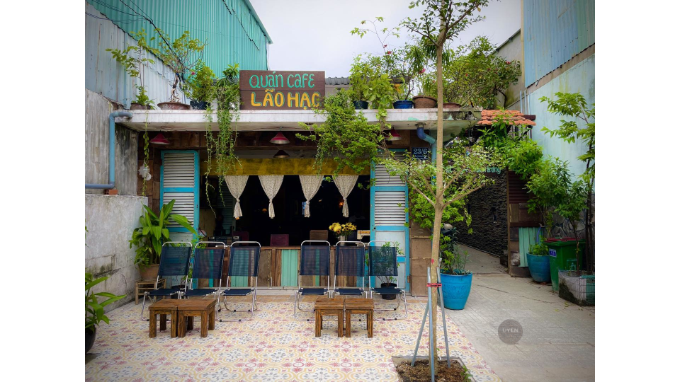 Top 35 Quán Café Đẹp Sài Gòn Nên Ghé Thăm Đồ vật cổ tại Oto Coffee Xưa, một quán cafe đẹp Sài Gòn.