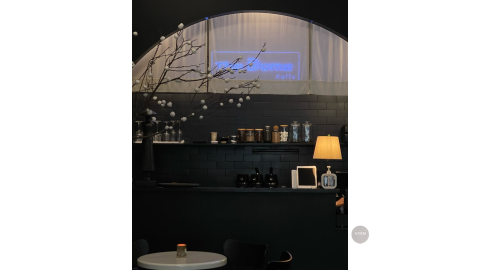 Top 35 Quán Café Đẹp Sài Gòn Nên Ghé Thăm The Vibes, một trong những quán cafe đẹp Sài Gòn nổi bật khác.