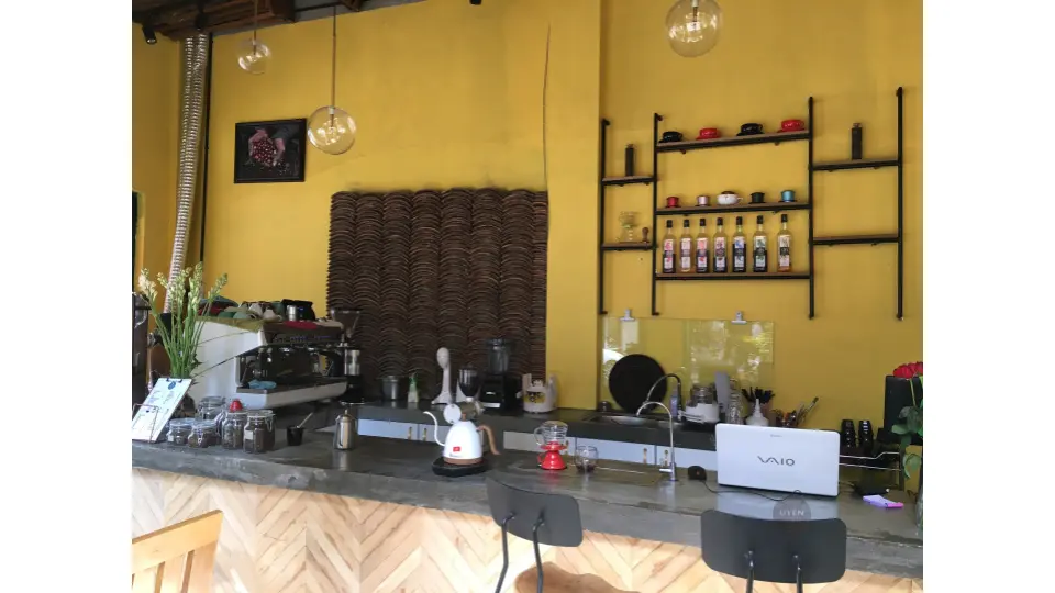 Top 10 Quán Cafe Pleiku Đáng Ghé Nhất Quầy pha chế hiện đại tại Soho Cà Phê, một lựa chọn cafe Pleiku.