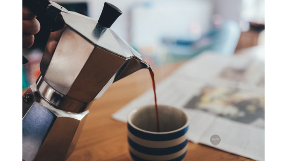 Cách Pha Cà Phê Bằng Moka Pot Đơn Giản Thành phẩm một tách cà phê ngon từ cách pha cà phê bằng moka pot.