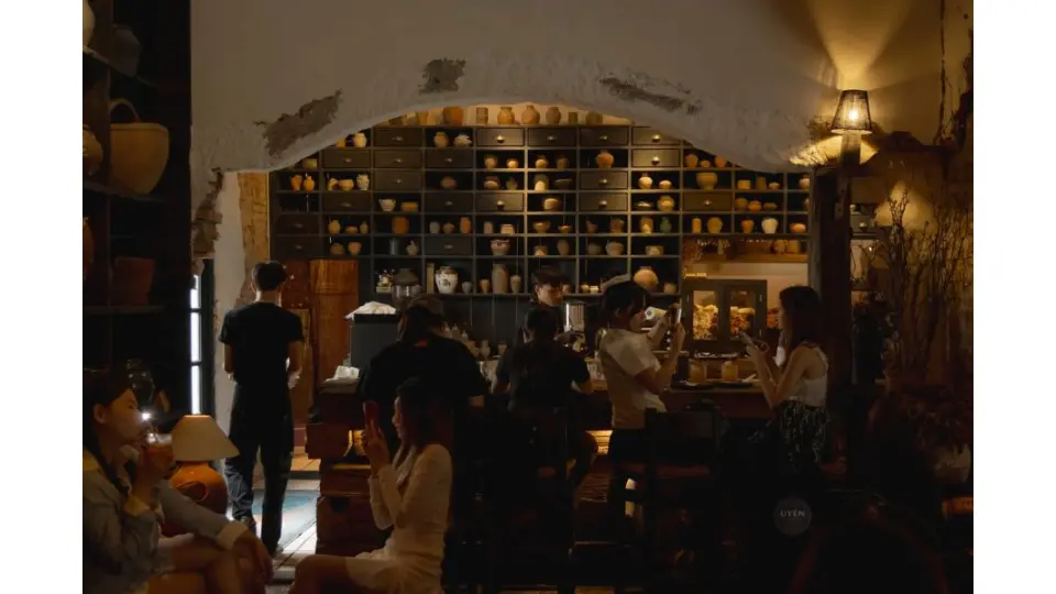 Thi Ba Cafe, một quán cafe view đẹp Sài gòn với phong cách trang trí vintage ấm áp.