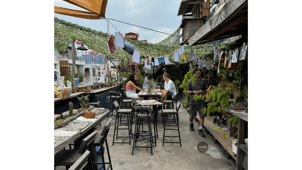 2PM Coffee, quán cà phê Bình Thạnh D2 có thiết kế trẻ trung và không gian mở.