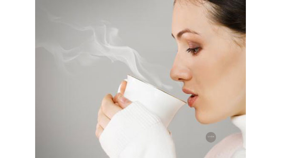 Mua Cà phê chồn ngon: Hướng dẫn và giá cả Hình ảnh nghệ thuật về cách thử nếm cà phê đặc sản, thể hiện các dụng cụ và hạt cà phê.