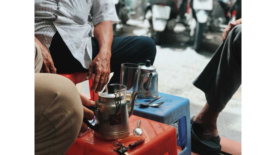 Khung cảnh nghệ thuật tại một quán cà phê bệt Sài Gòn trong hẻm Phan Đình Phùng.
