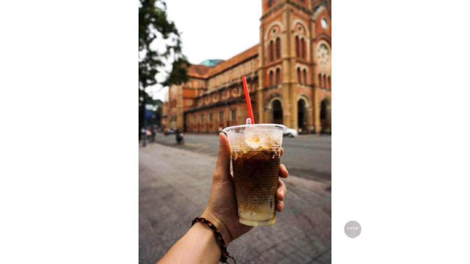 Thưởng thức cà phê bệt Sài Gòn với góc nhìn ra Nhà thờ Đức Bà cổ kính.