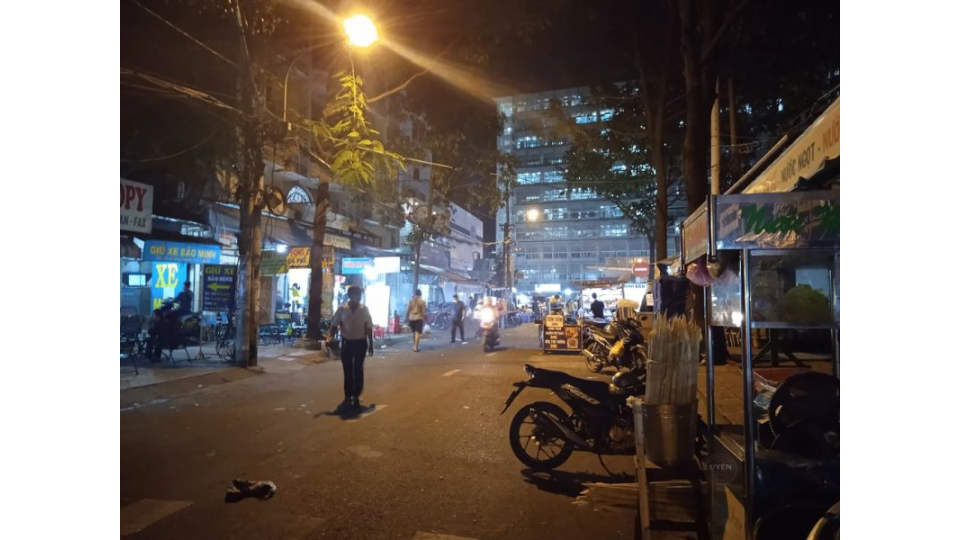 Cà phê võng Sài Gòn: Thưởng thức và tìm hiểu Một góc nhỏ tại quán cà phê võng Sài Gòn cho khách nghỉ chân gần bệnh viện Chợ Rẫy.