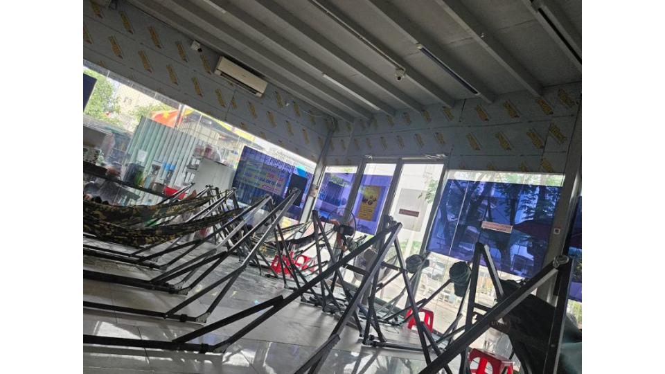 Cà phê võng Sài Gòn: Thưởng thức và tìm hiểu Bên trong không gian mát mẻ của một quán cà phê võng Sài Gòn có máy lạnh ở Gò Vấp.
