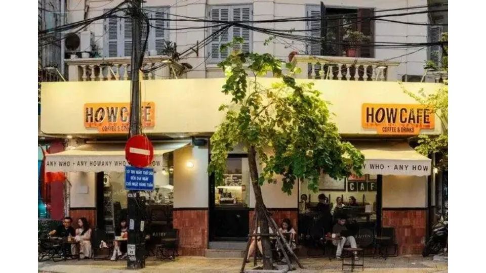 Cà phê võng Hà Nội: Thư giãn giữa lòng phố cổ Không gian thư giãn tại HOW Café, một quán cà phê võng Hà Nội nổi tiếng.