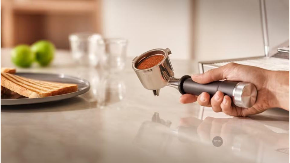 Kỹ thuật nén cà phê là một bước quan trọng trong cách pha espresso để đảm bảo chiết xuất đều.