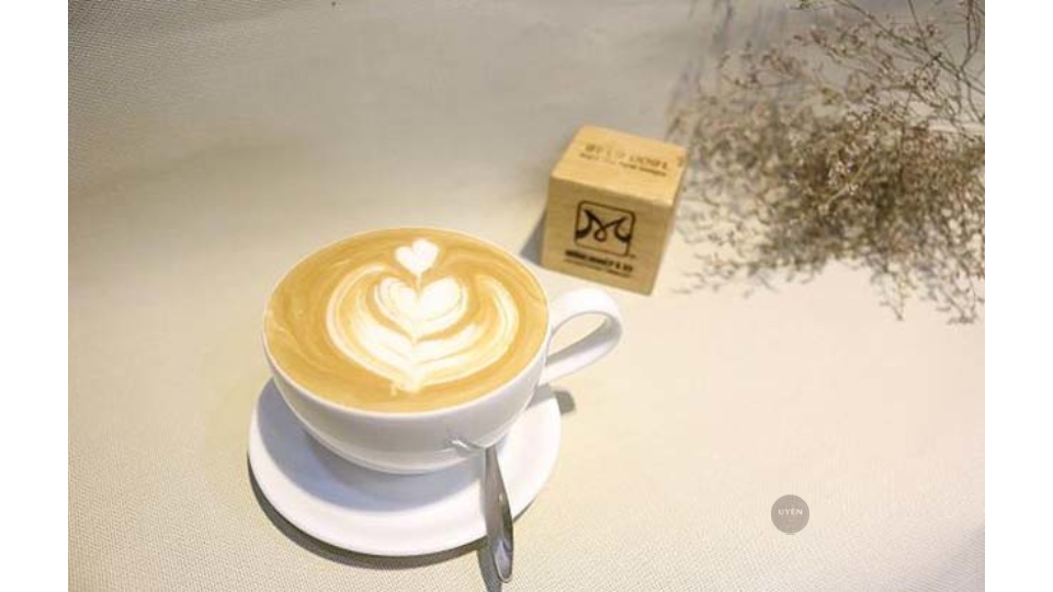 Latte là gì? Tìm hiểu và học cách pha chế Hình ảnh ly cà phê giải thích latte là gì và nguồn gốc của nó.
