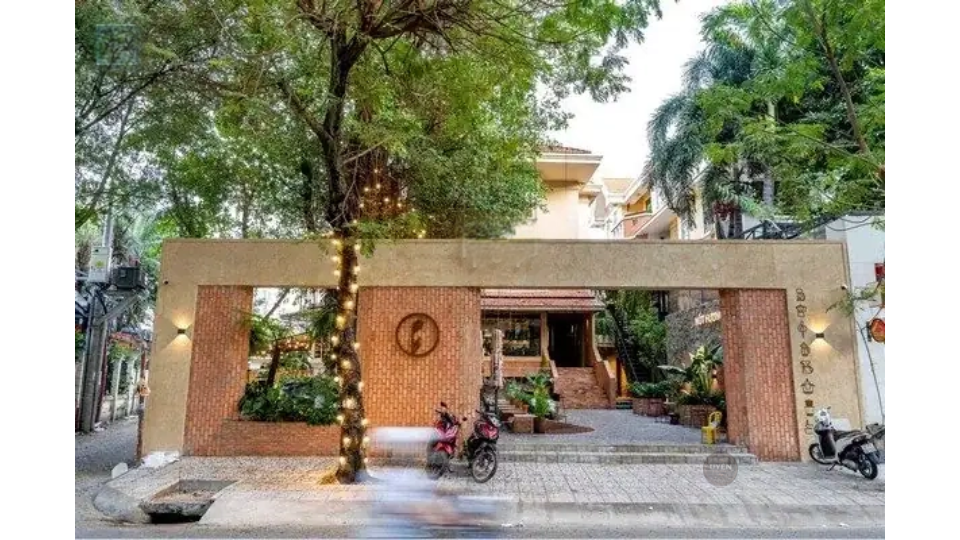Cà phê võng Hà Nội: Thư giãn giữa lòng phố cổ Khu vực ngoài trời với võng tại Phê La, điểm hẹn cà phê võng Hà Nội cho giới trẻ.