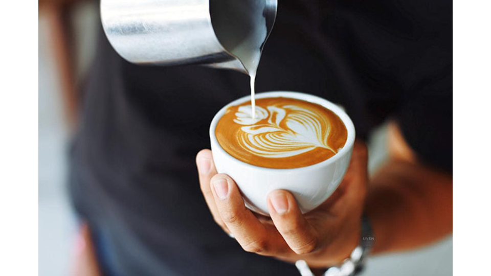 Latte là gì? Tìm hiểu và học cách pha chế Thử thách tạo hình nghệ thuật Latte Art, một kỹ năng quan trọng khi tìm hiểu latte là gì.