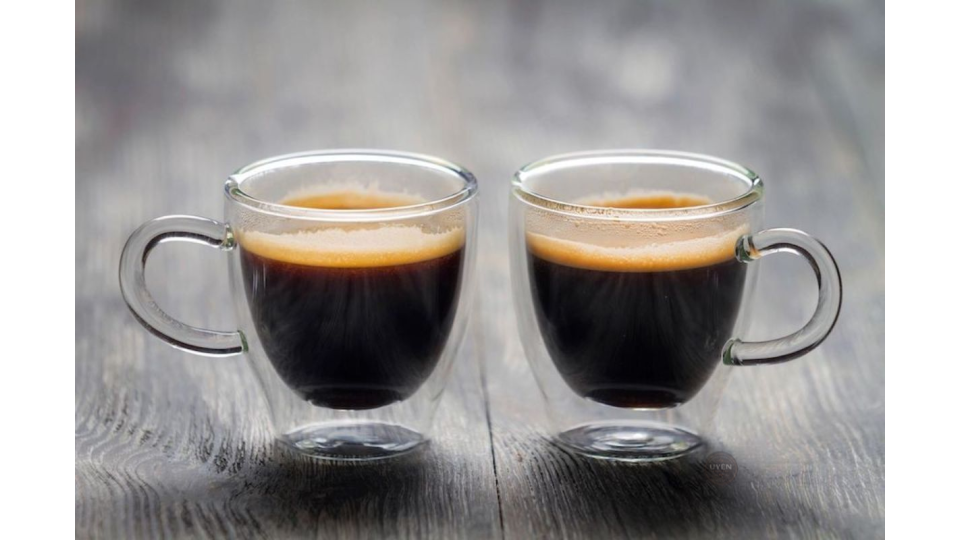 Một tách espresso chuẩn vị và cách pha espresso với lớp crema vàng óng đặc trưng.