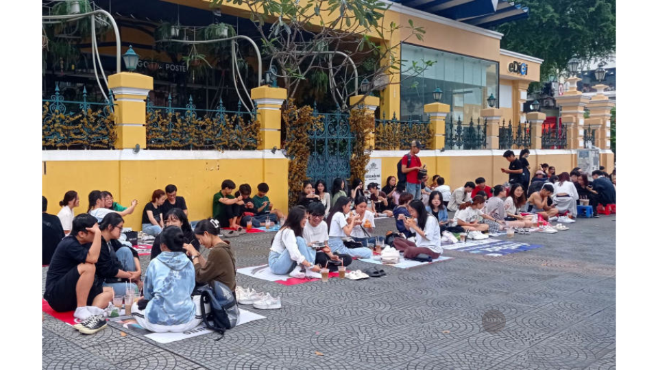 Nét độc đáo của văn hóa cà phê bệt Sài Gòn qua hình ảnh mọi người quây quần bên nhau.